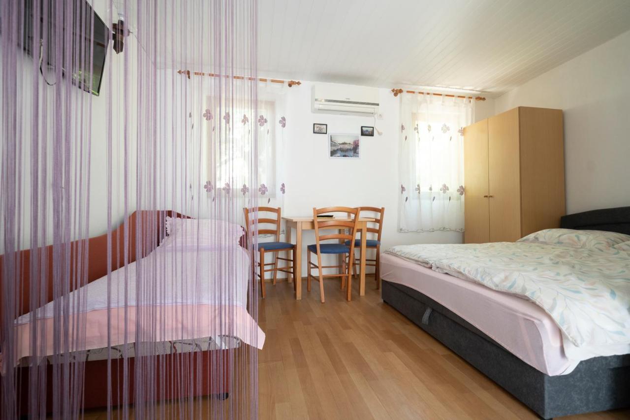 Studio Apartman Ema Gornji Karin Exteriör bild