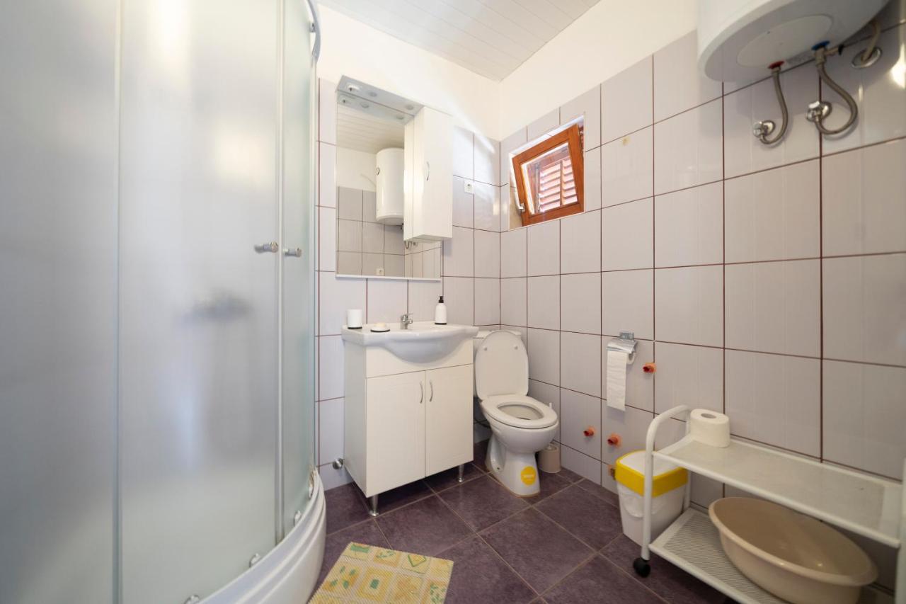 Studio Apartman Ema Gornji Karin Exteriör bild