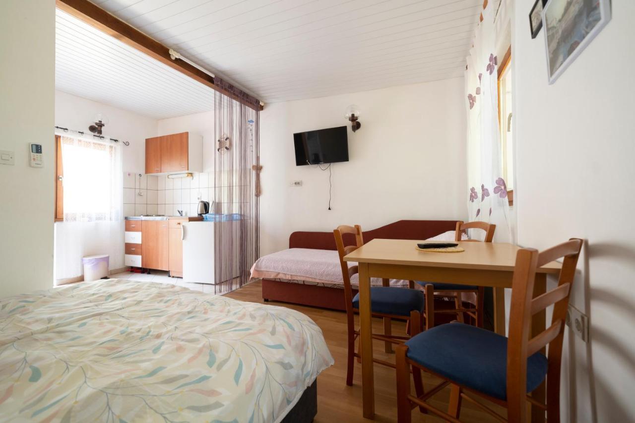 Studio Apartman Ema Gornji Karin Exteriör bild
