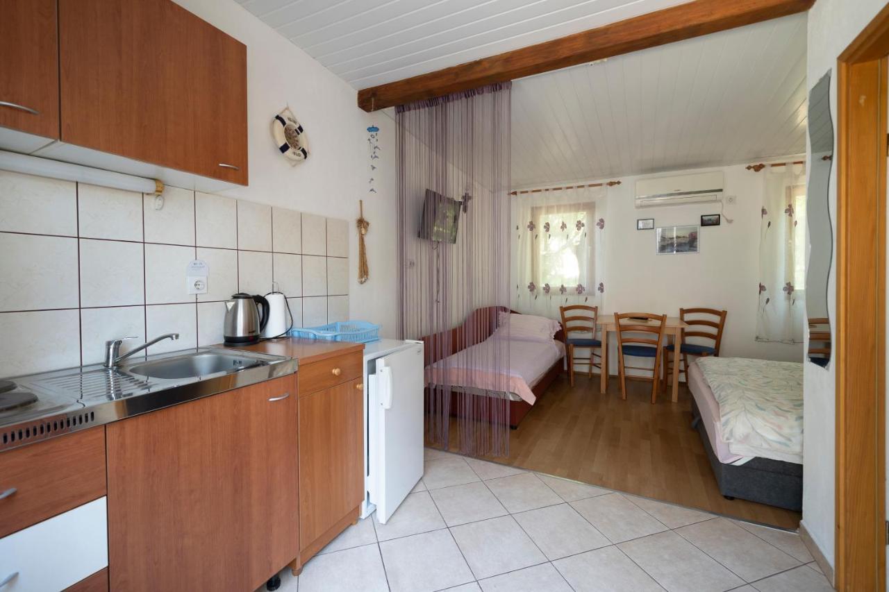 Studio Apartman Ema Gornji Karin Exteriör bild